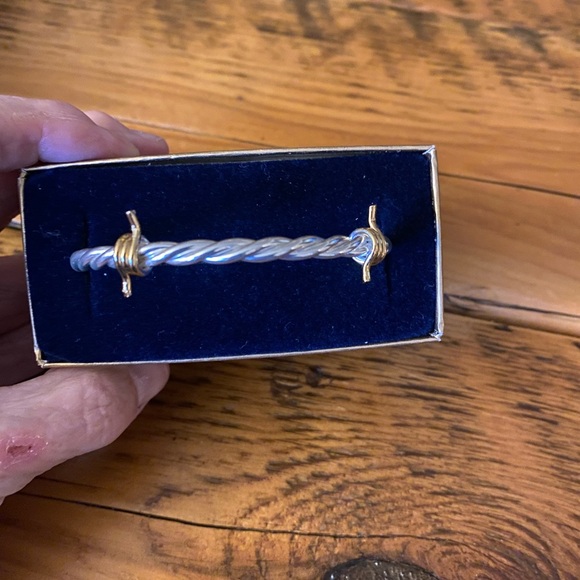 Montana Silversmiths Barbed Wire Women’s Cuff / Bracelet - Picture 4 of 9